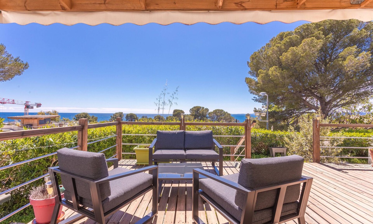 Le Dramont House | Bungalow 'Ile D'or Parcelle Victor Hugo 1' with Sea View, Shared Pool and Private Terrace