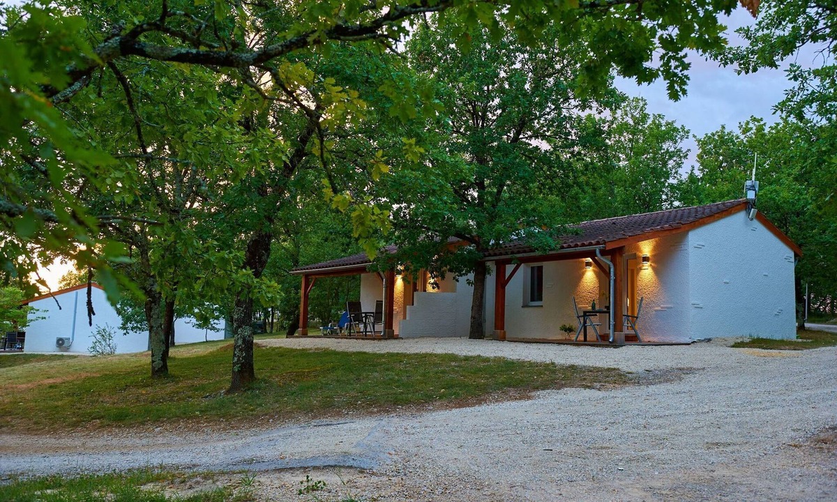 Mauroux House | Bungalow with a terrace on a hill in Dordogne