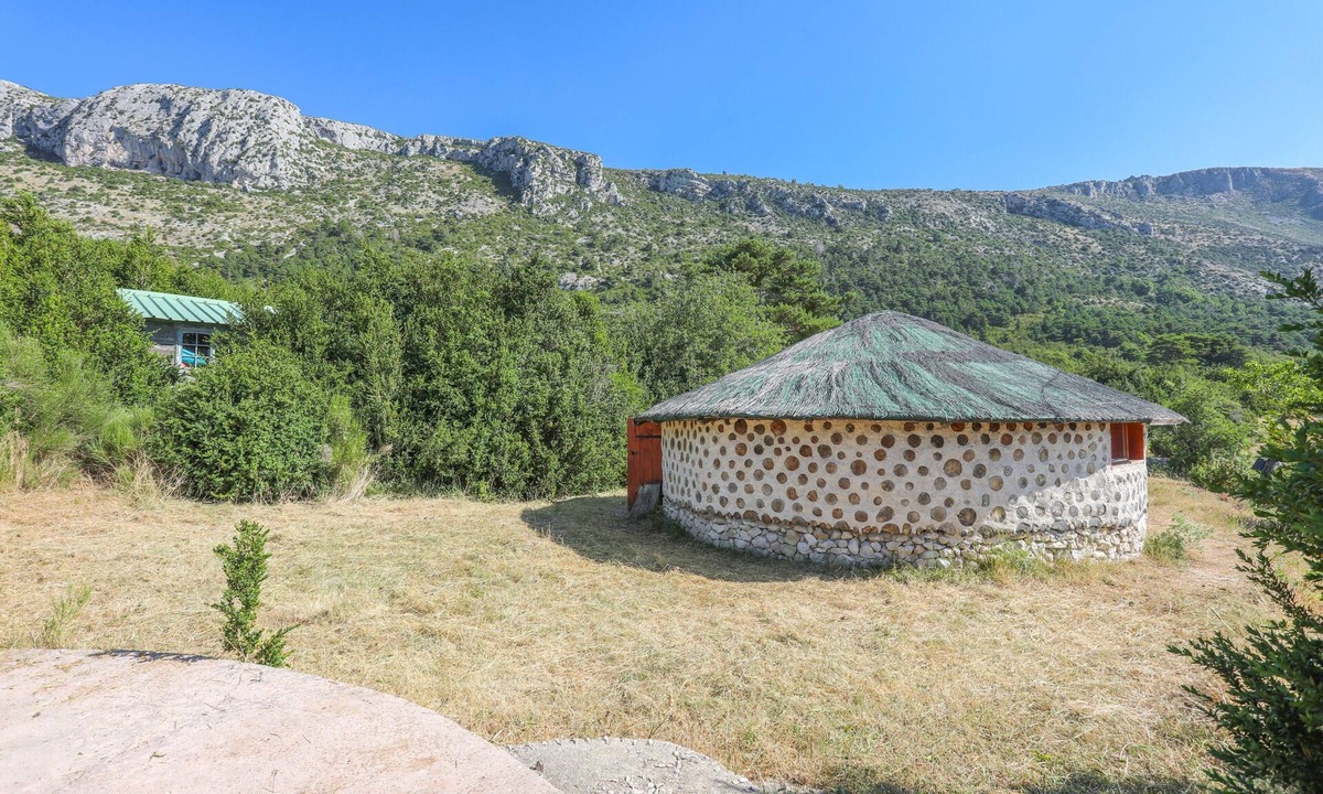 Bargeme RV Rental | Caravan 'Case Africaine' with Mountain View, Shared Terrace and Wi-Fi