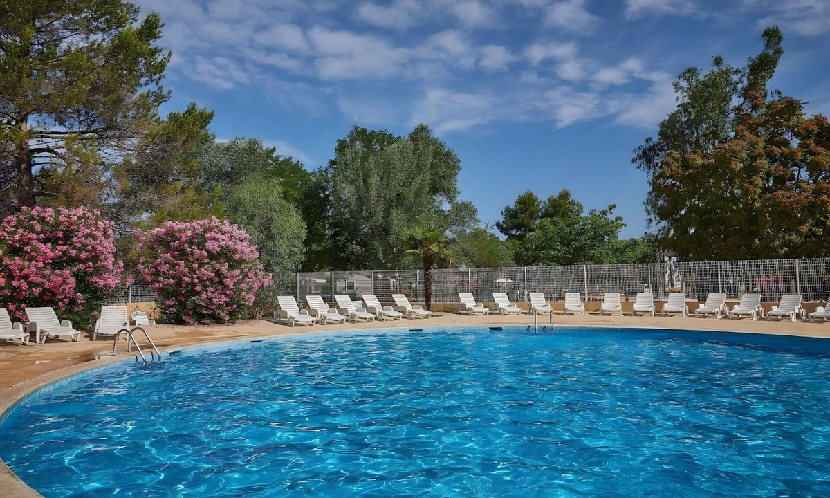 La Roque-d'Antheron RV Rental | Caravan 'Mobil-home' with Shared Pool, Private Terrace and Air Conditioning