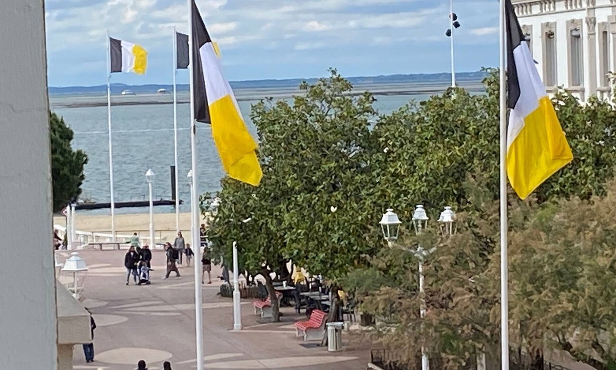 Arcachon Apartment | Central Arcachon Apartment with Sea Views, Parking & Balcony, Steps from Beach & Shops