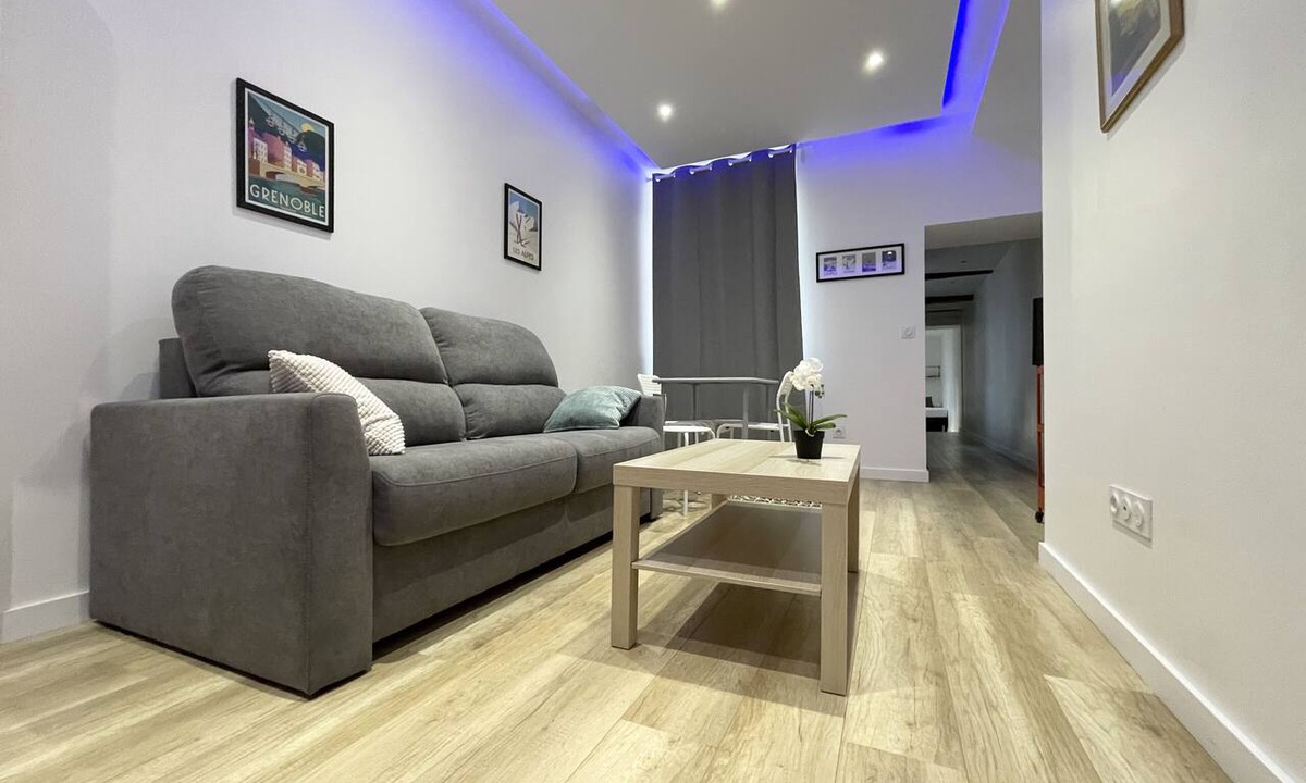 Grenoble City Centre Apartment | #CF In White&Gray ⚫ Center