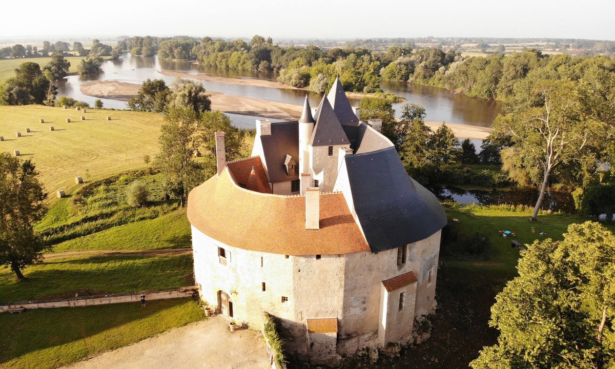 Saincaize-Meauce Other | Château Authentique au Bord de L'eau, en Pleine Nature !