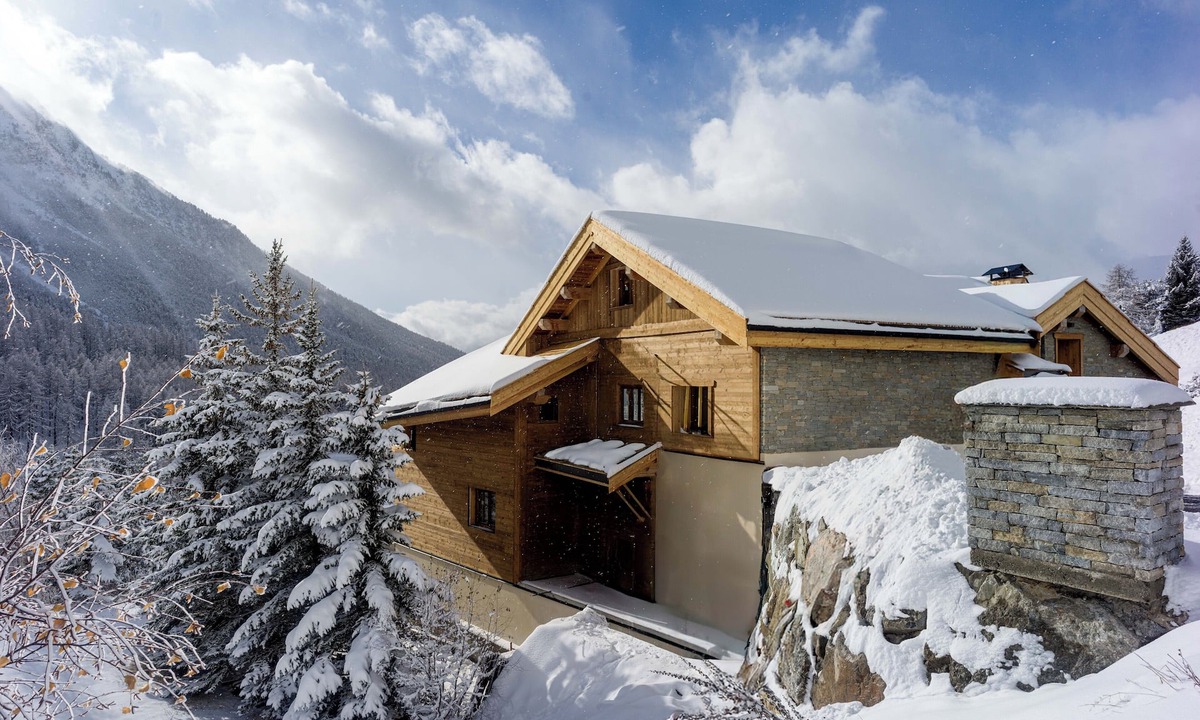 Montgenevre Ski Chalet | Chalet Isatis - luxury, space & doorstep skiing