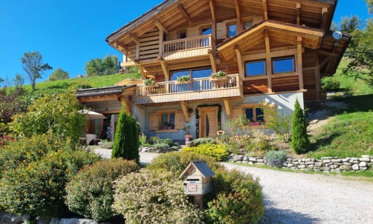 Manigod Ski Chalet | Chalet with panoramic mountain views, south-facing and cosy interior