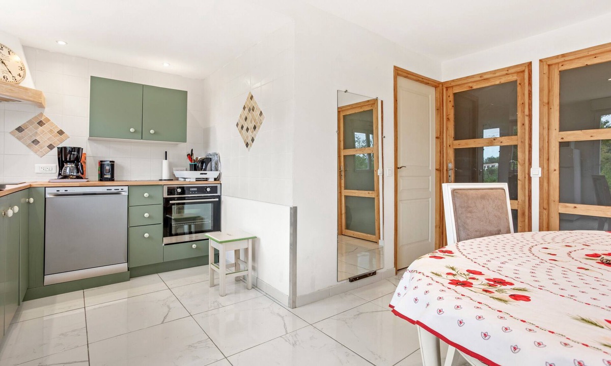 Brignoles Apartment | Charmant Apartment Brignoles with Private Terrace and Air Conditioning