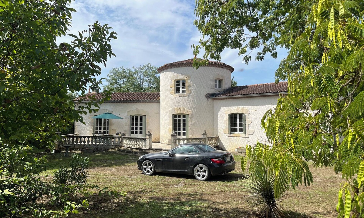 Condom House | Charming 3-bedroom building with AC in lovely Condom