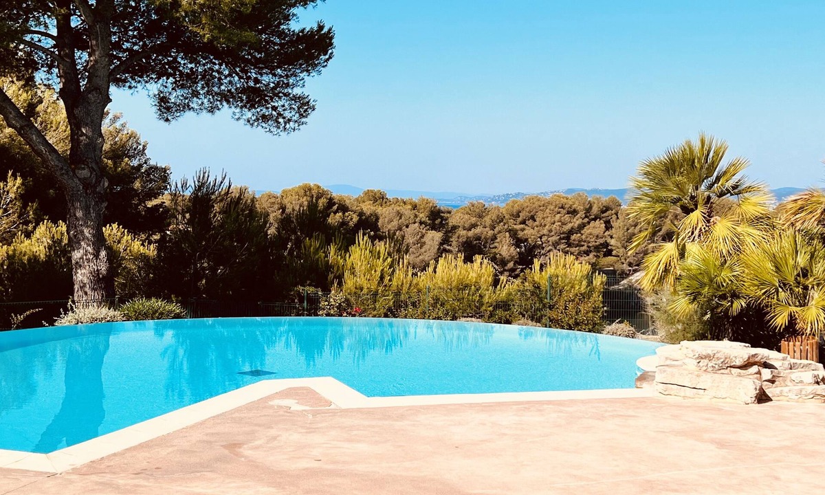 Le Dramont Apartment | Charming 63m2 apartment: swimming pool, lake and sea
