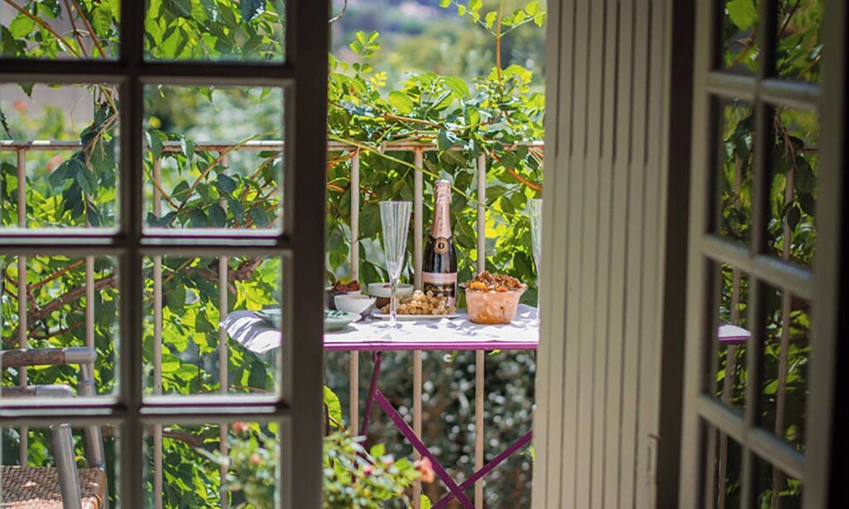 Lourmarin Apartment | Charming Balcony Studio in Lourmarin village with a view on the Chateau