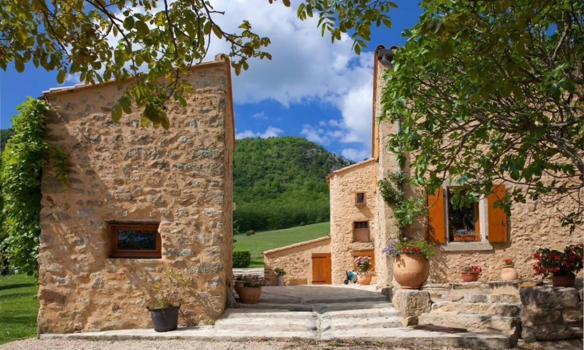 Bugarach House | Charming Chateau 7-bedroom- 16 people- with Heated indoor pool & SPA