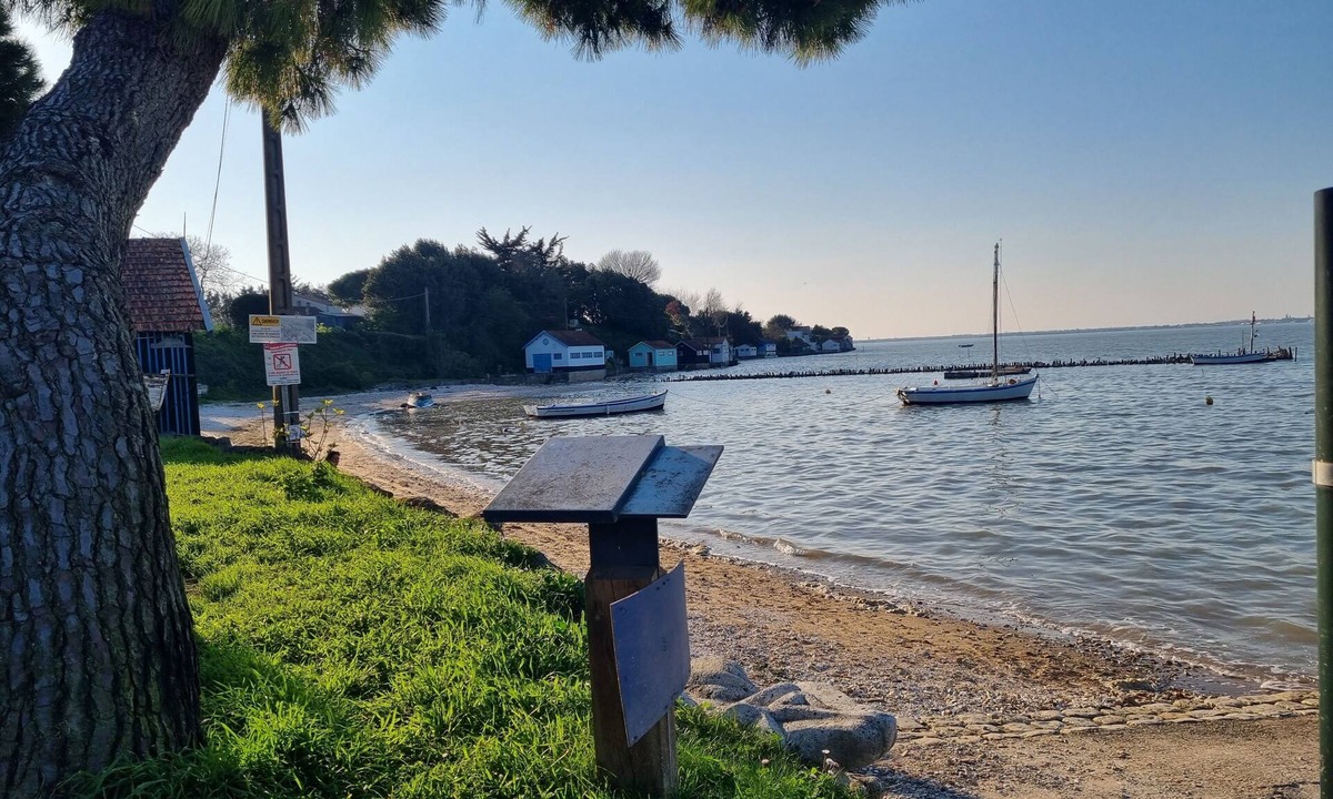Bourcefranc-le-Chapus Apartment | Charming self-catering cottage, swimming pool, close to beaches and Ile d'Oléron