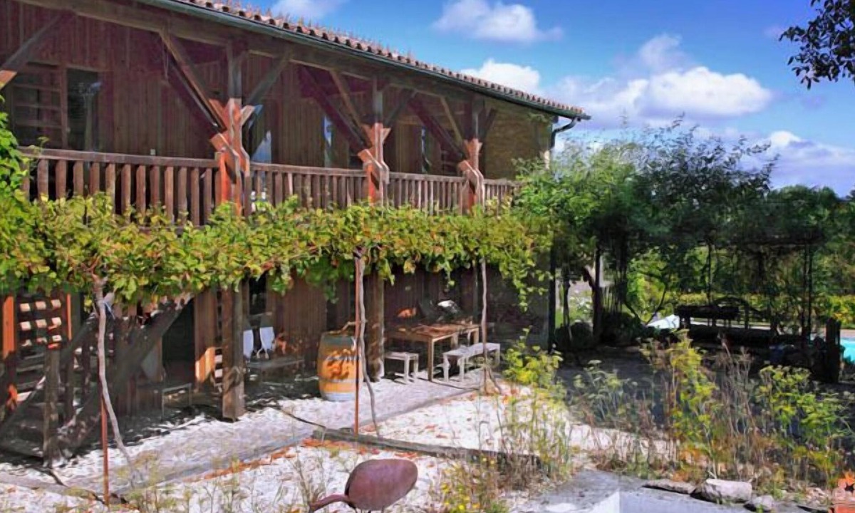 Montreal Cottage | CHARMING GITE IN THE VINES WITH LARGE PRIVATE POOL