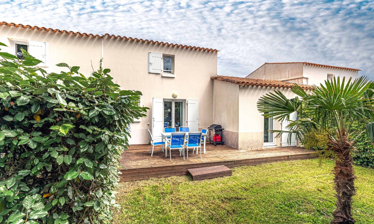 Le Chateau-d'Oleron House | Charming House with Shared Pool, Private Terrace and Garden