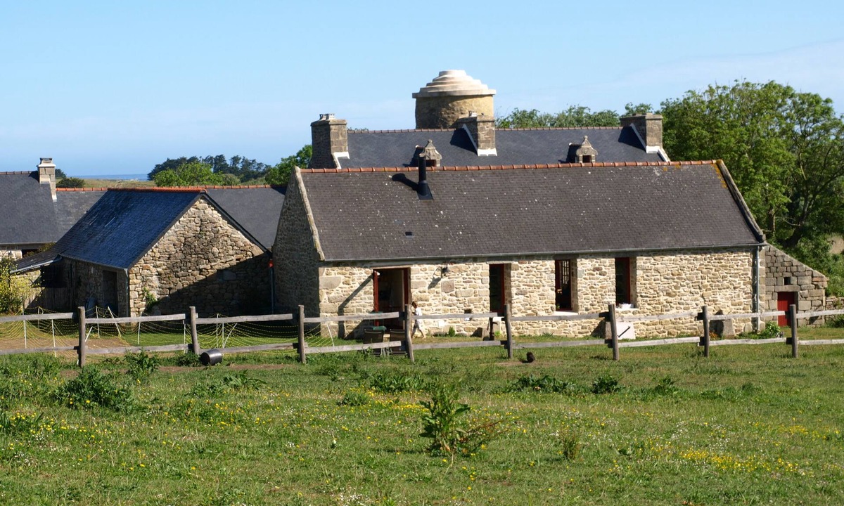 Ploudalmezeau Apartment | Charming one storey farmhouse by the sea