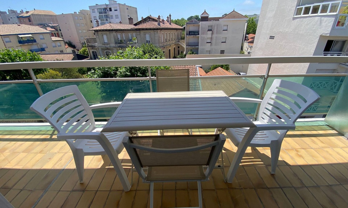 Arcachon Apartment | Charming Studio in Central Arcachon with Parking, Walk to Beach and Shops