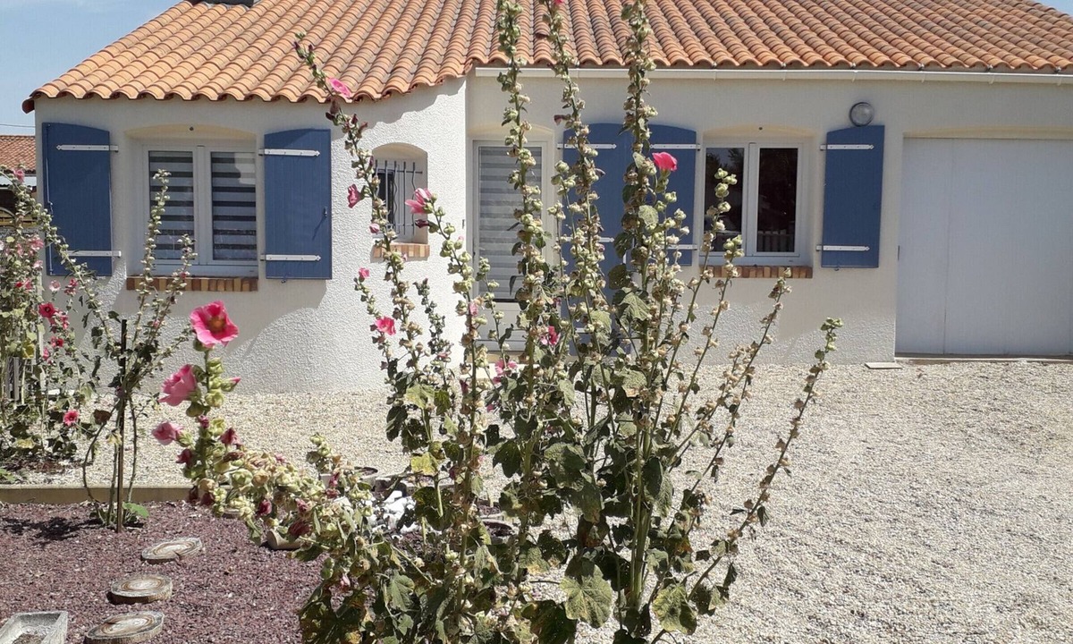 LʼAiguillon-sur-Mer House | Comfortable and Spacious Villa, Quiet Area
