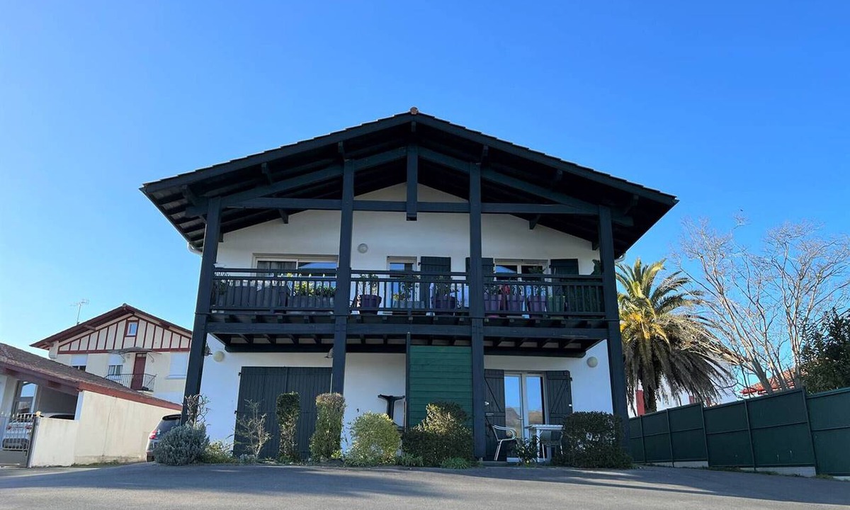 Cambo-les-Bains Apartment | Comfortable T1 bis with terrace, private parking, near spa