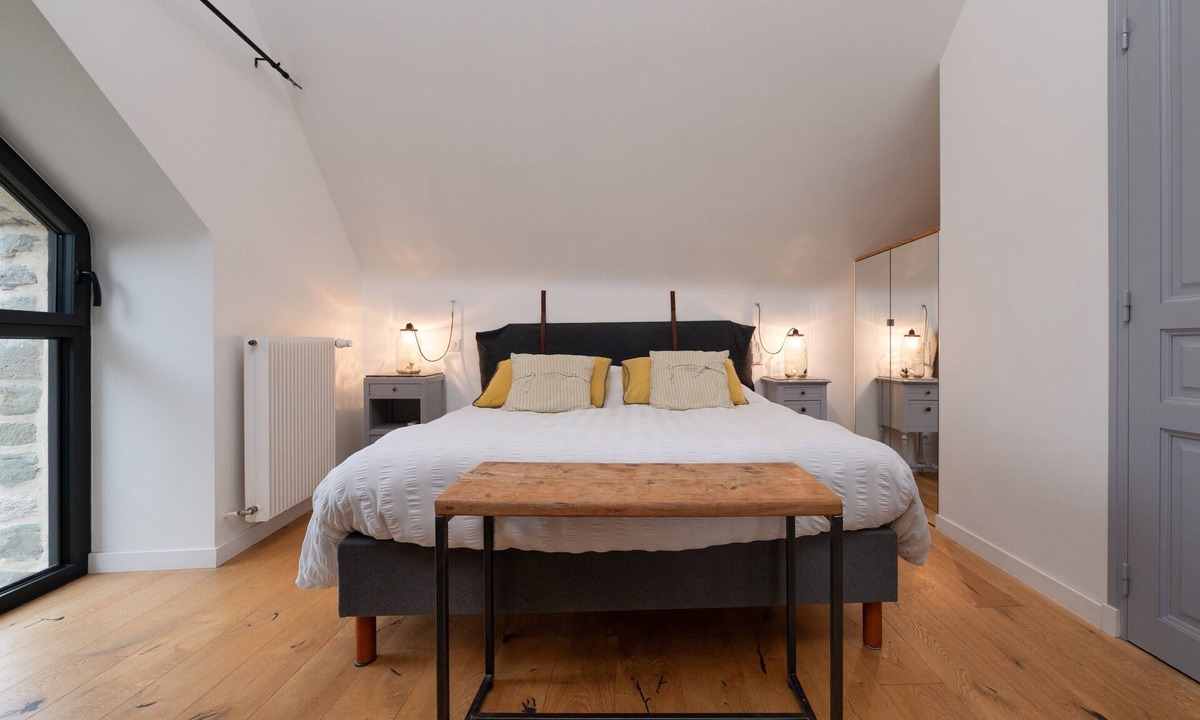 La Croix-Hellean Bed & Breakfast | Comme Avant Guest Room – Les Hortensias
