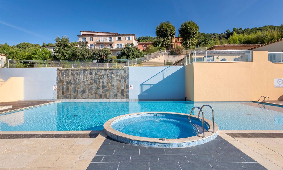 Callian Apartment | Cosy studio | 2 piscines + vues imprenables