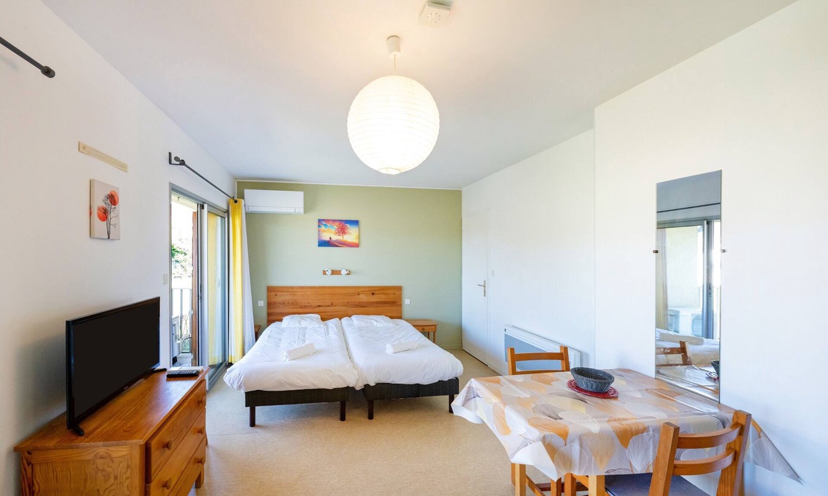 Barbotan-les-Thermes Apartment | Cosy Studio with Balcony, Air Conditioning & Pool Table – Cazaubon
