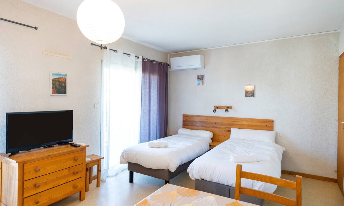 Barbotan-les-Thermes Apartment | Cosy Studio with Balcony, Air Conditioning & Pool Table – Cazaubon