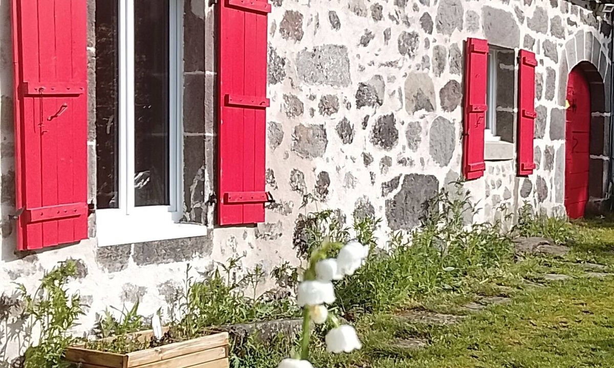 Saint-Martin-Valmeroux Cottage | Cottage 2 pers nature and calm in Cantal, animals accepted!