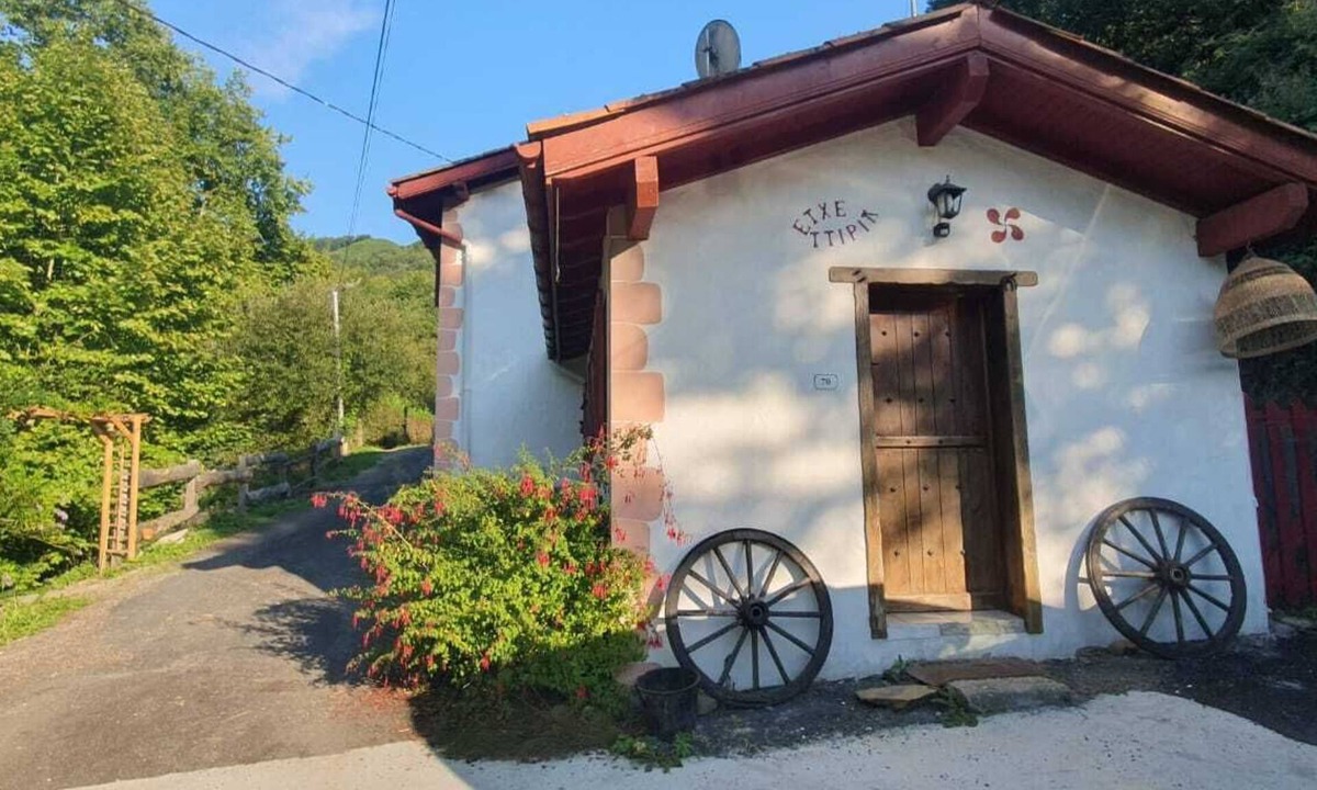 Uhart-Cize Cottage | Cottage with a stream