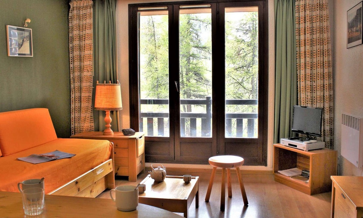 Risoul Apartment | Cozy Studio on the Slopes, South-Facing Balcony, Pet-Friendly - Risoul 1850