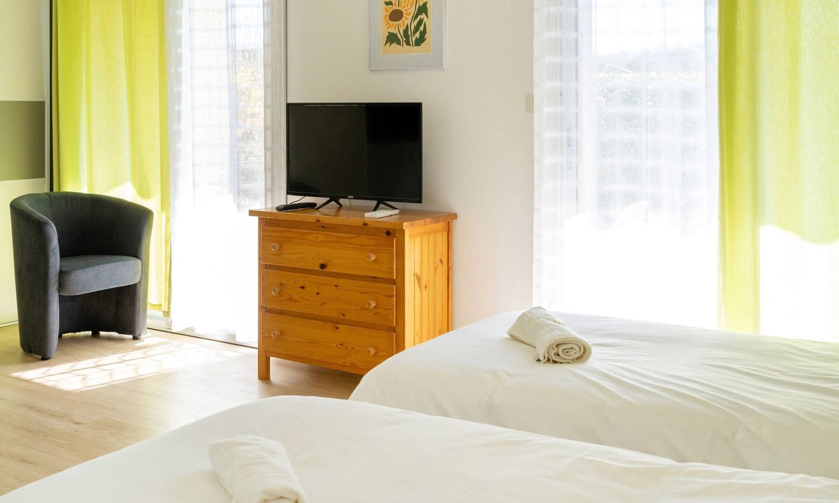 Barbotan-les-Thermes Apartment | Cozy Studio with Private Terrace, Air Conditioning & Pool Table – Cazaubon