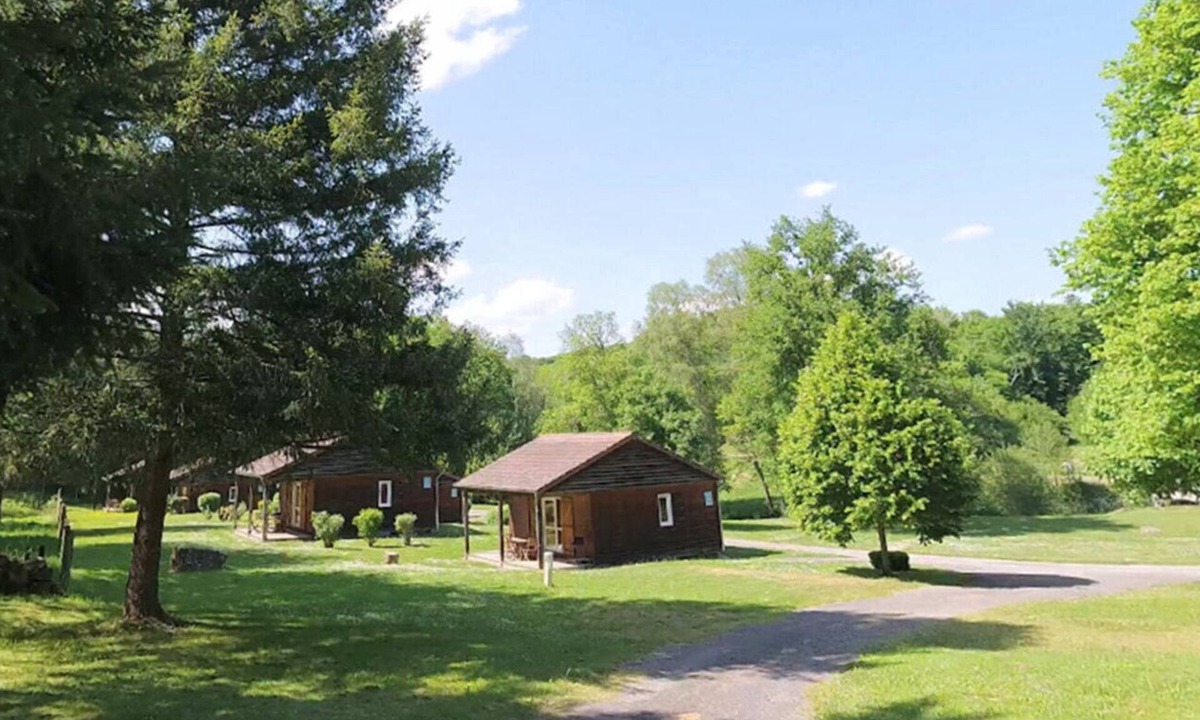 La Chapelle-Taillefert Ski Chalet | Cozy wooden chalet on a hilly forest, opposite a running stream