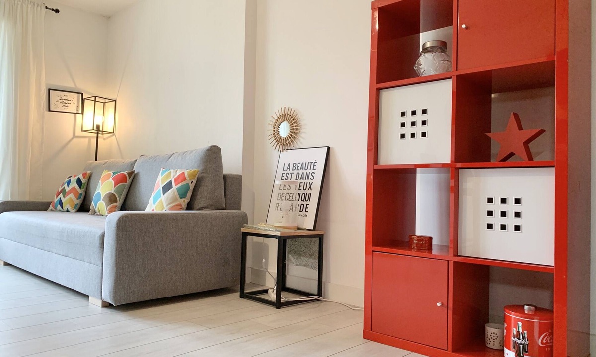 Secteur 1 Apartment | #D1| The red one 💋| Studio sofa bed | Near GEM, train station