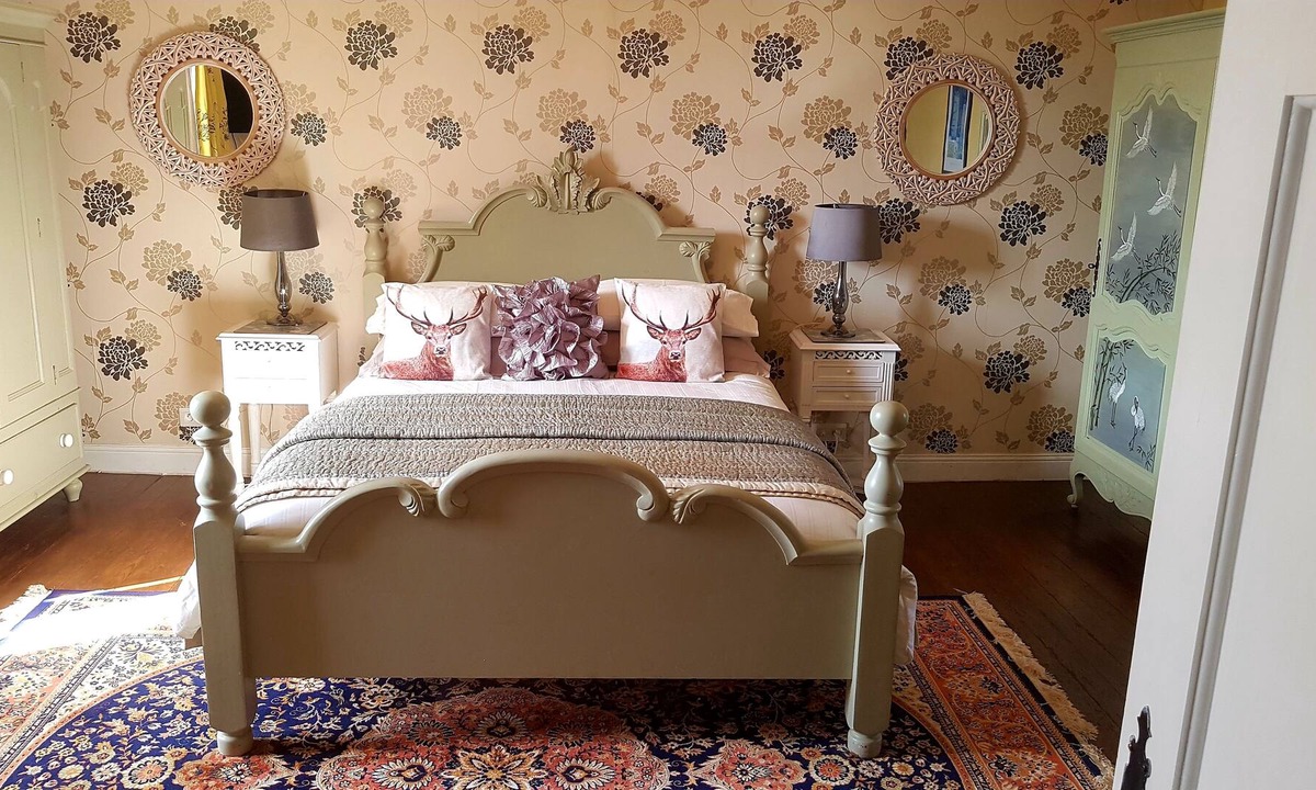 Cast Apartment | Deluxe Studio room, with kingsize bed and roll top bath.