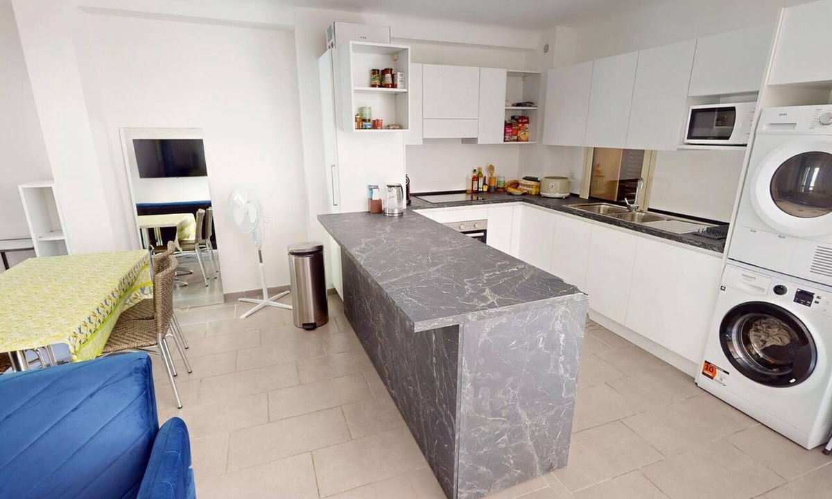 Menton Apartment | Double room with air conditioning, mountain view