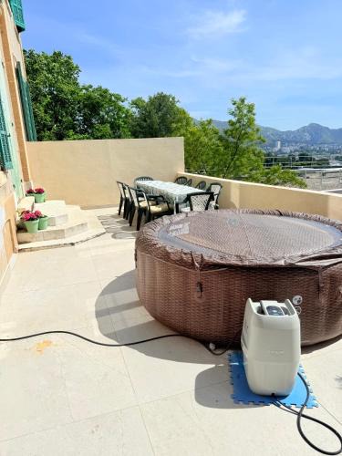 12th Arrondissement Apartment | Duplex avec Spa, terrasse vue mer Marseille Calme & Central