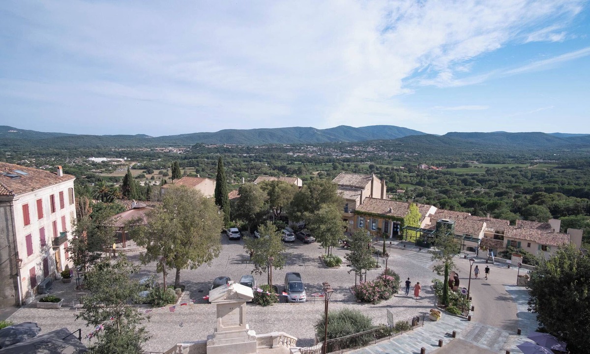 Grimaud Apartment | Duplexe with panoramic south-facing terrace in the center of Grimaud