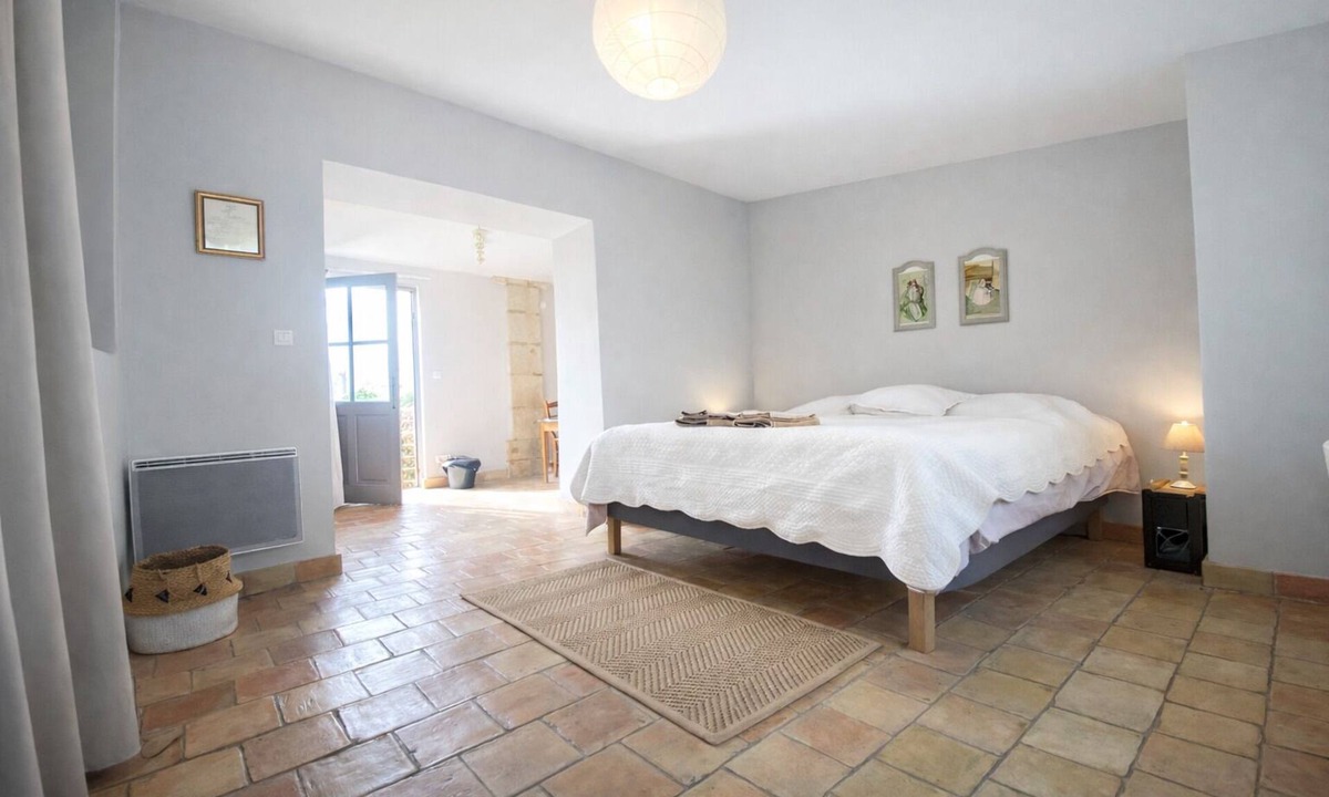 Rognes Apartment | East Studio – Château Barbebelle Wine Estate Provence