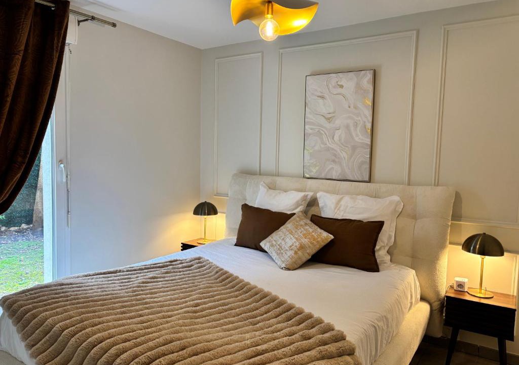 Saint-Priest Apartment | Emerald Chic - Terrace Fiber & Parking - 4 Guests - AC
