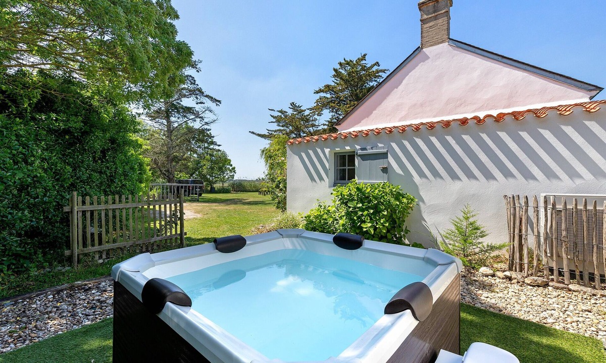 Le Perrier House | Exceptional Stay in a Group Cottage for 10 Near the Beach