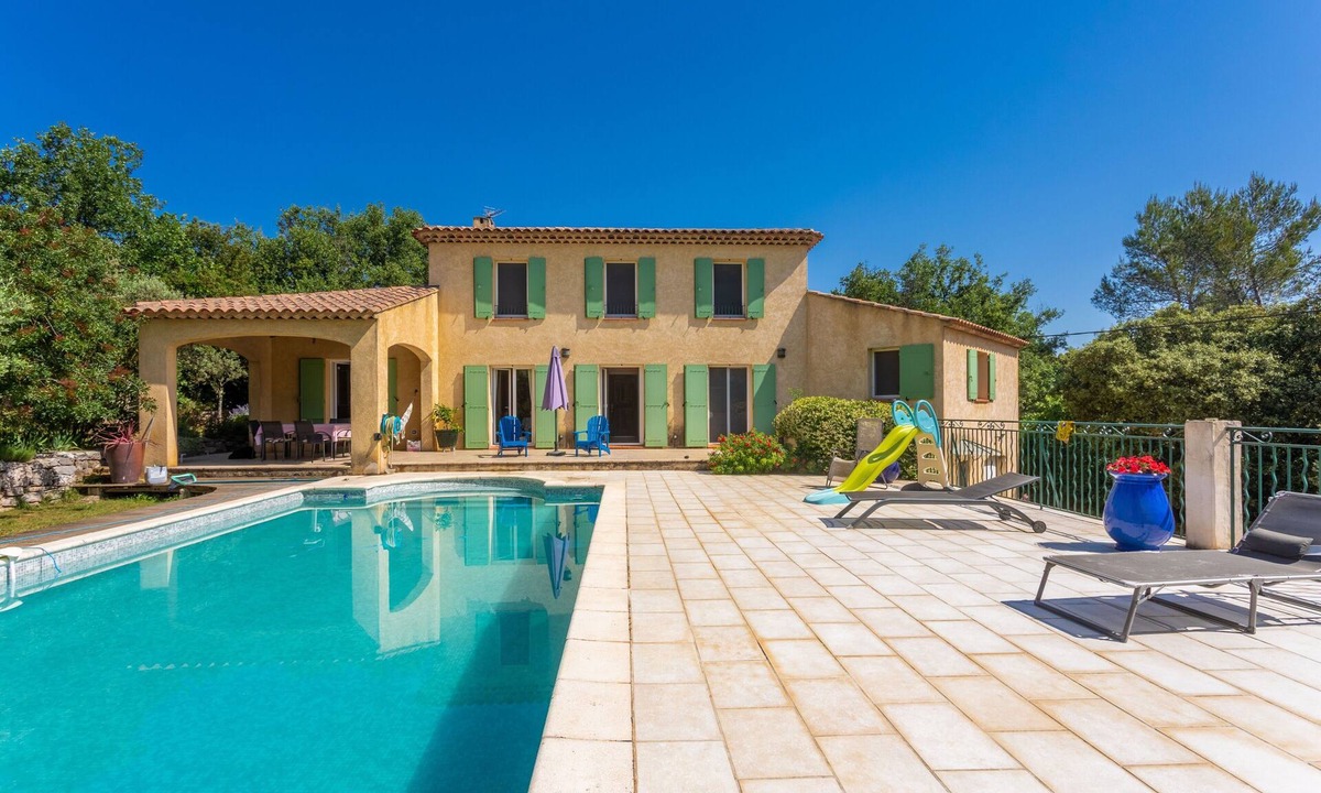 Saint-Maximin-la-Sainte-Baume Bed & Breakfast | Villa Same Guest Room with Private Pool, Wi-Fi, and Air Conditioning