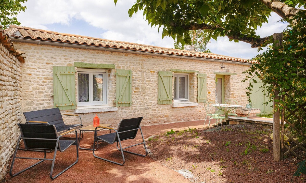 Courcon House | Gîte Le Romarin: Shared Pool, Communal Terrace & Wi-Fi in Courçon