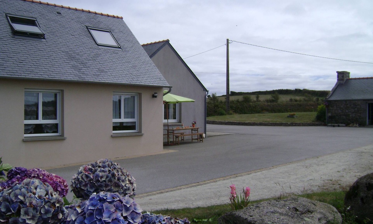 Plouarzel Cottage | Giîte between land and sea <