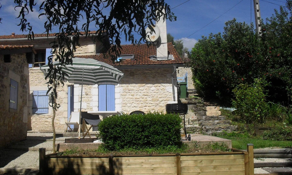 Saint-Cesaire House | Gite "blue shutters" Small country house in Charente Maritime