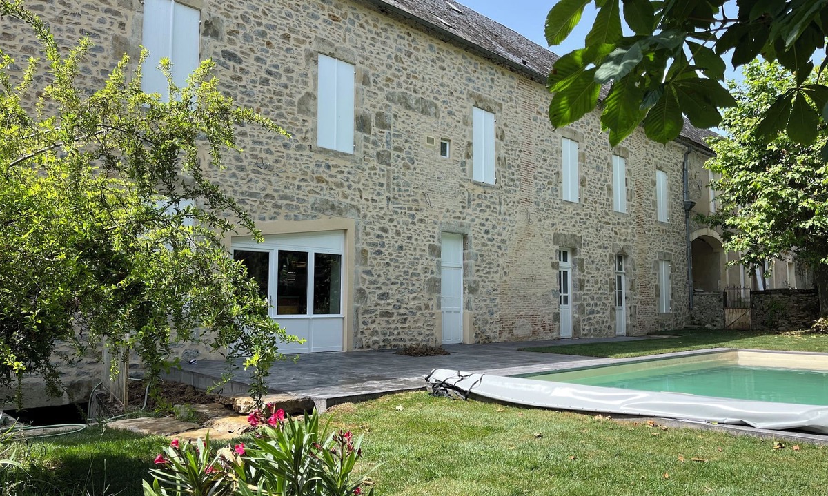 Alvignac House | Gite former post office hotel