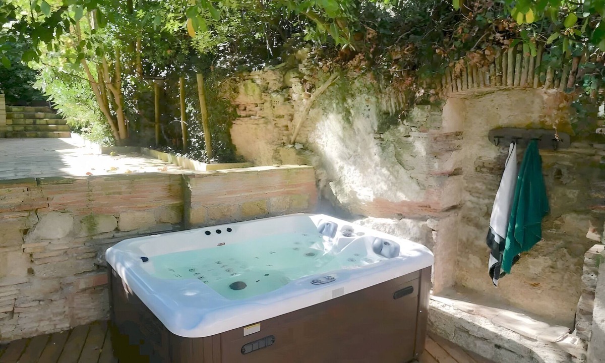 Castelnaudary House | Gite VertCastel – Charming Green Retreat with Pool and Spa