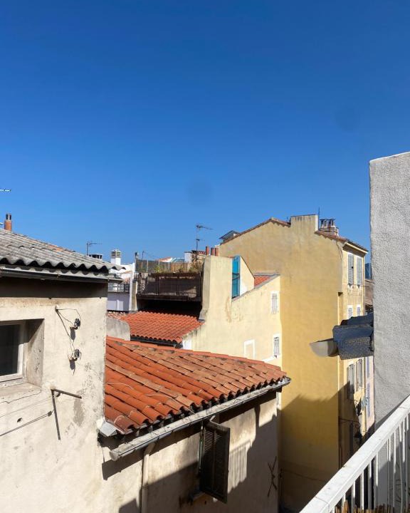 Quartier du Panier Apartment | Grand appartement duplex confortable avec terrasse cosy