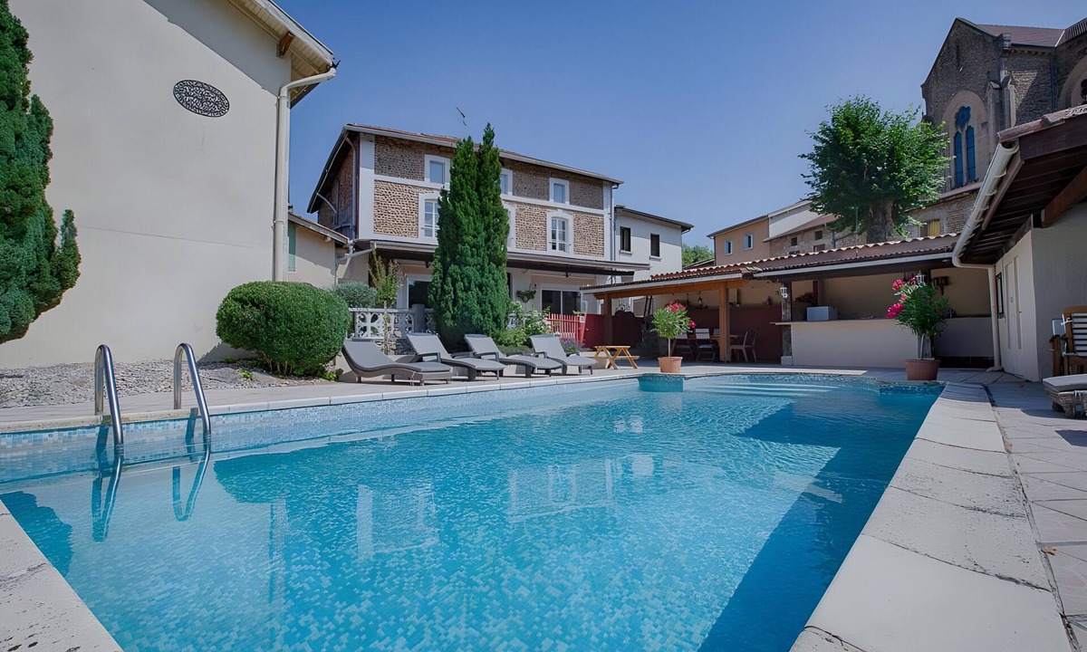 Saint-Bonnet-de-Valclerieux House | Holiday Home “La Maison D'hana” with Shared Pool, Private Terrace & Wi-Fi