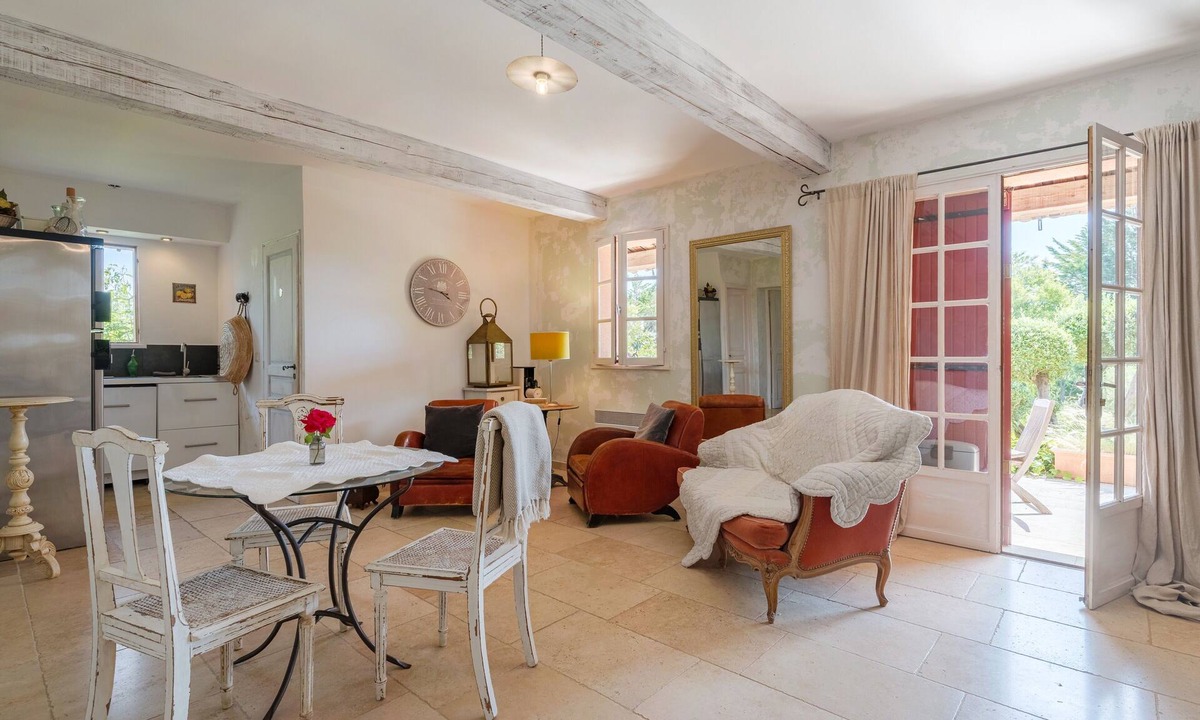 Lacoste Apartment | Holiday Home 'Chez Lara' with Mountain View, Shared Pool and Wi-Fi