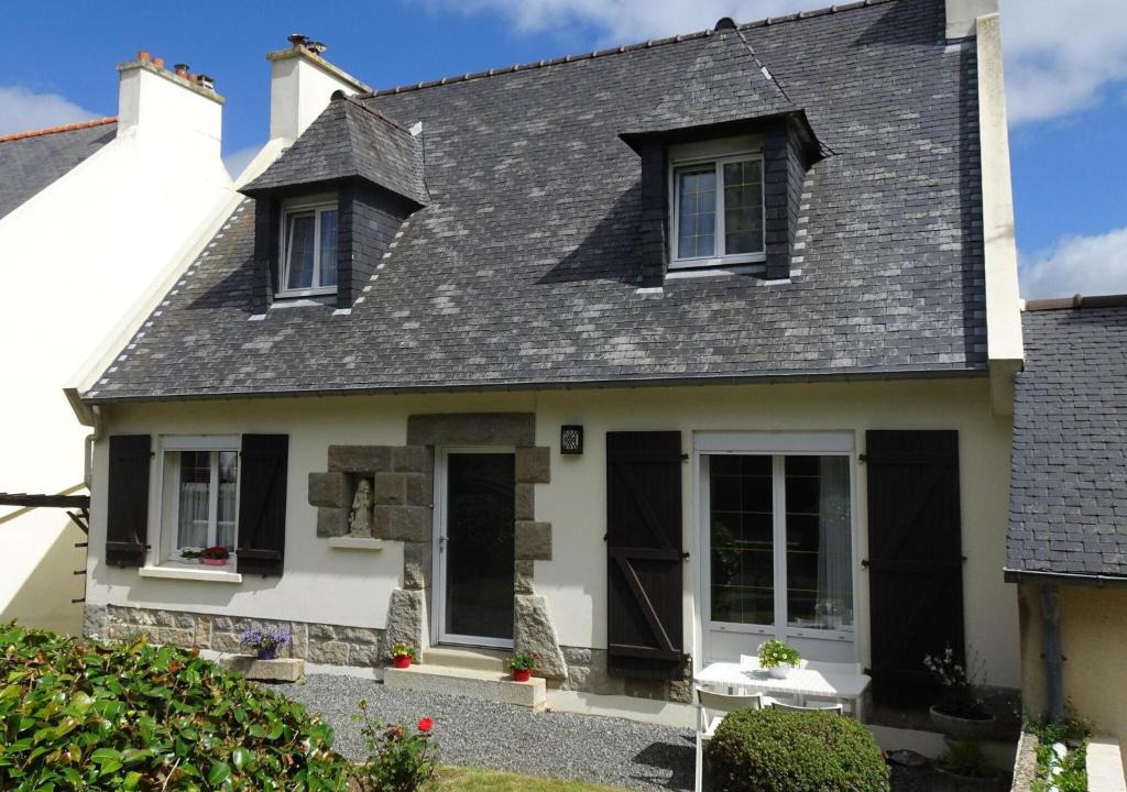 Guerlesquin House | Holiday Home in Guerlesquin near Lake