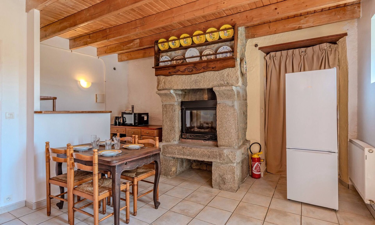 Porspoder House | Holiday Home 'Le Gîte Bleu 2' with Private Terrace and Shared Garden