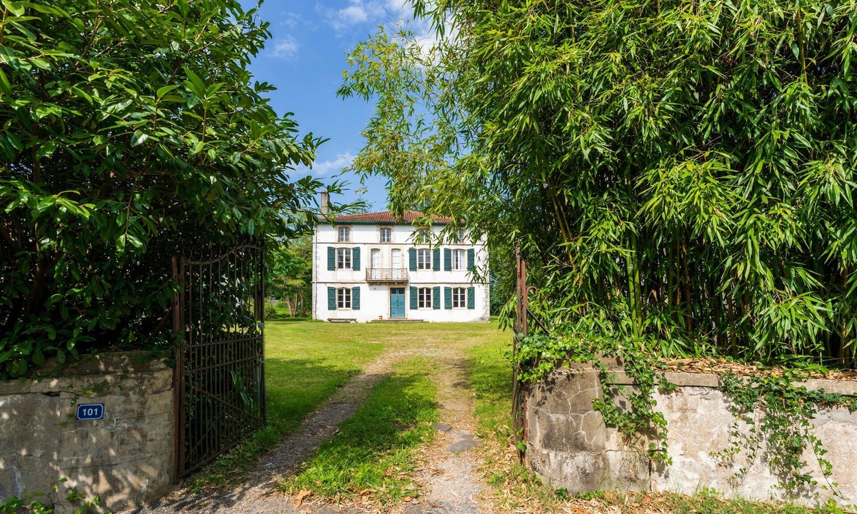 Ustaritz House | Holiday Home "Maison Etxeparea" with Wi-Fi